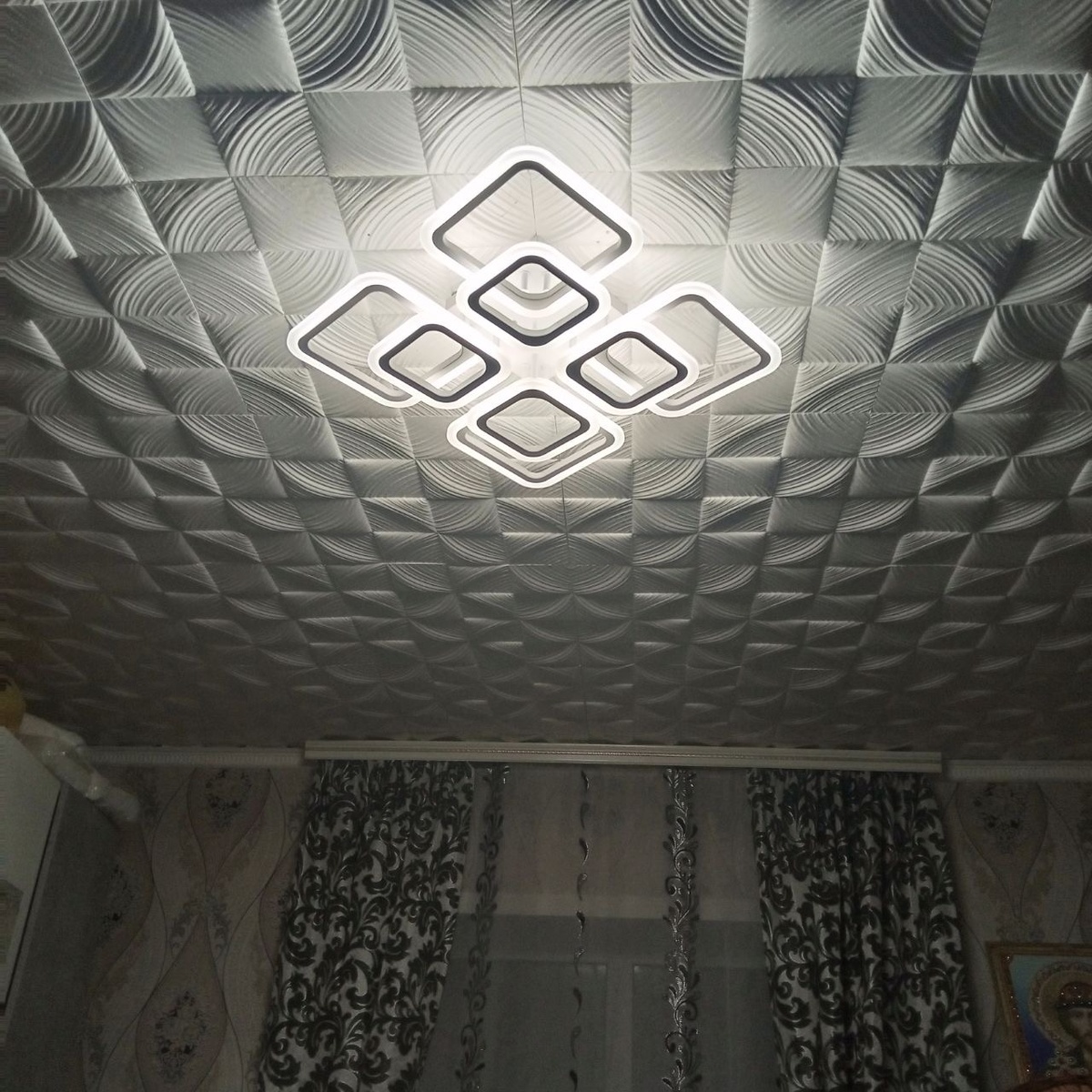 Та самя Люстра из за которой меня лишили сна на кровати.