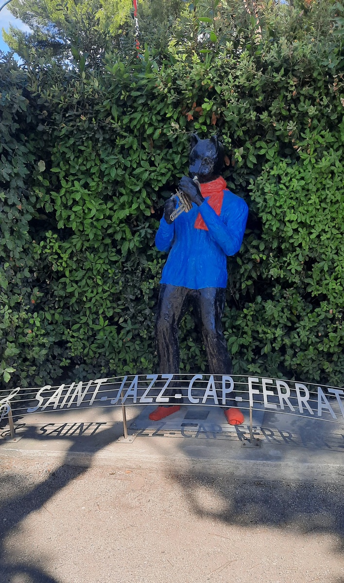 Скульптура на улице: кот играющий на саксофоне. Фото автора