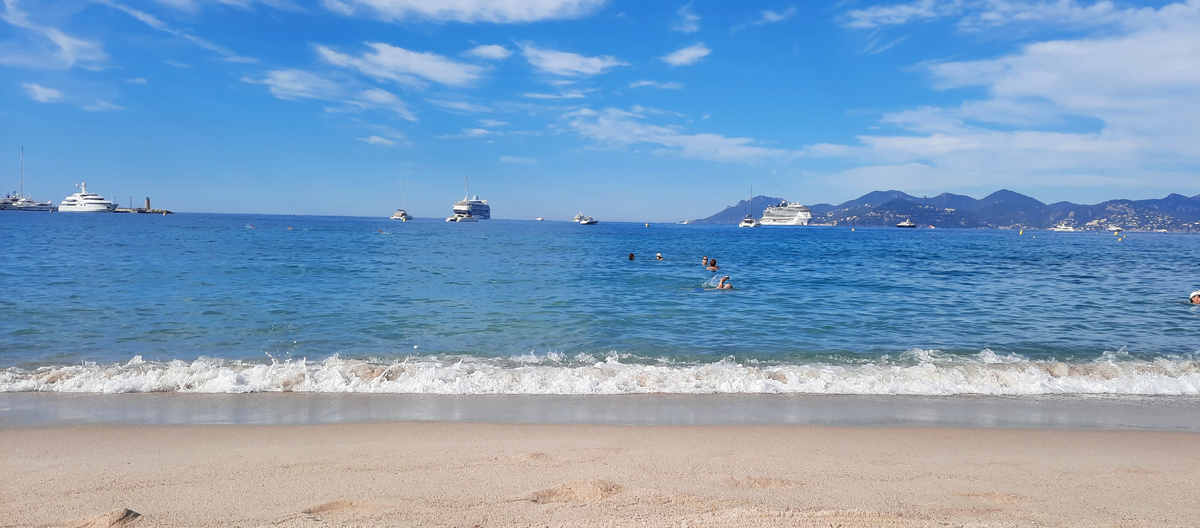 Один из пляжей в Каннах в 9 утра