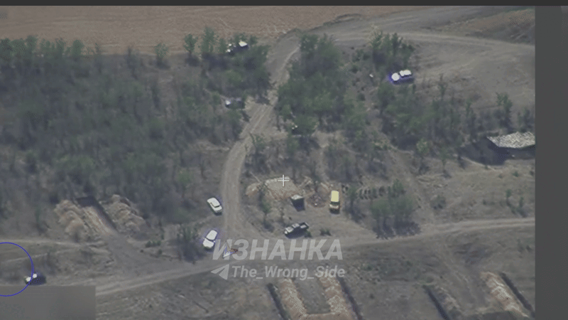 Вопреки заявлениям ВСУ, что потерь удалось избежать благодаря вовремя предпринятым мерам, на кадрах видно, что в момент срабатывания "кассеты" на нём шло обучение курсантов. Источник: ТГ-канал "Изнанка"