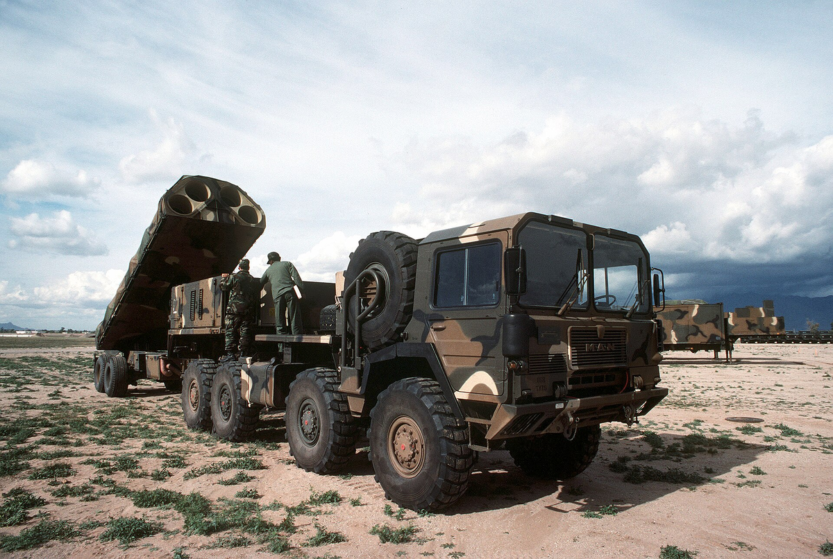 Пусковая установка TEL комплекса BGM-109G Gryphon (GLCM). TEL —  это аббревиатура, расшифровывается как Transporter, Erector, Launcher. Я пытался как-то адекватно перевести на русский по словам, но это что-то невозможное. Самое близкое на нашем — СПУ, то есть самоходная пусковая установка.