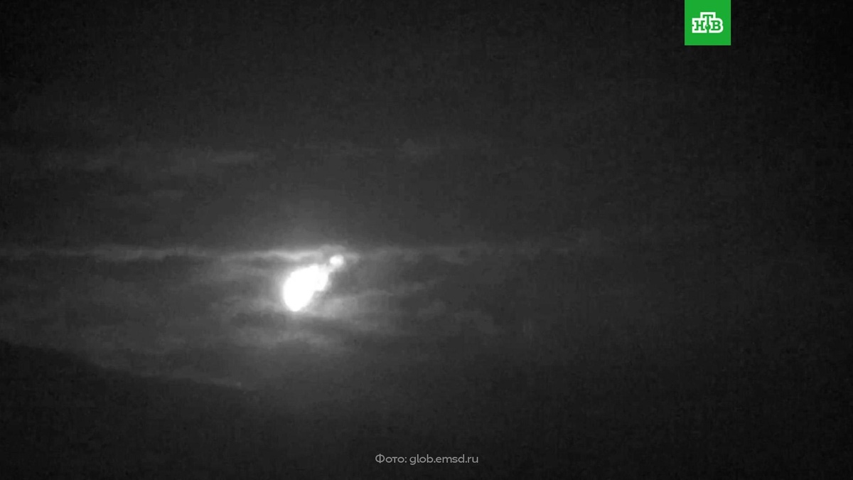    Вулкан Ключевской извергается на Камчатке после землетрясения