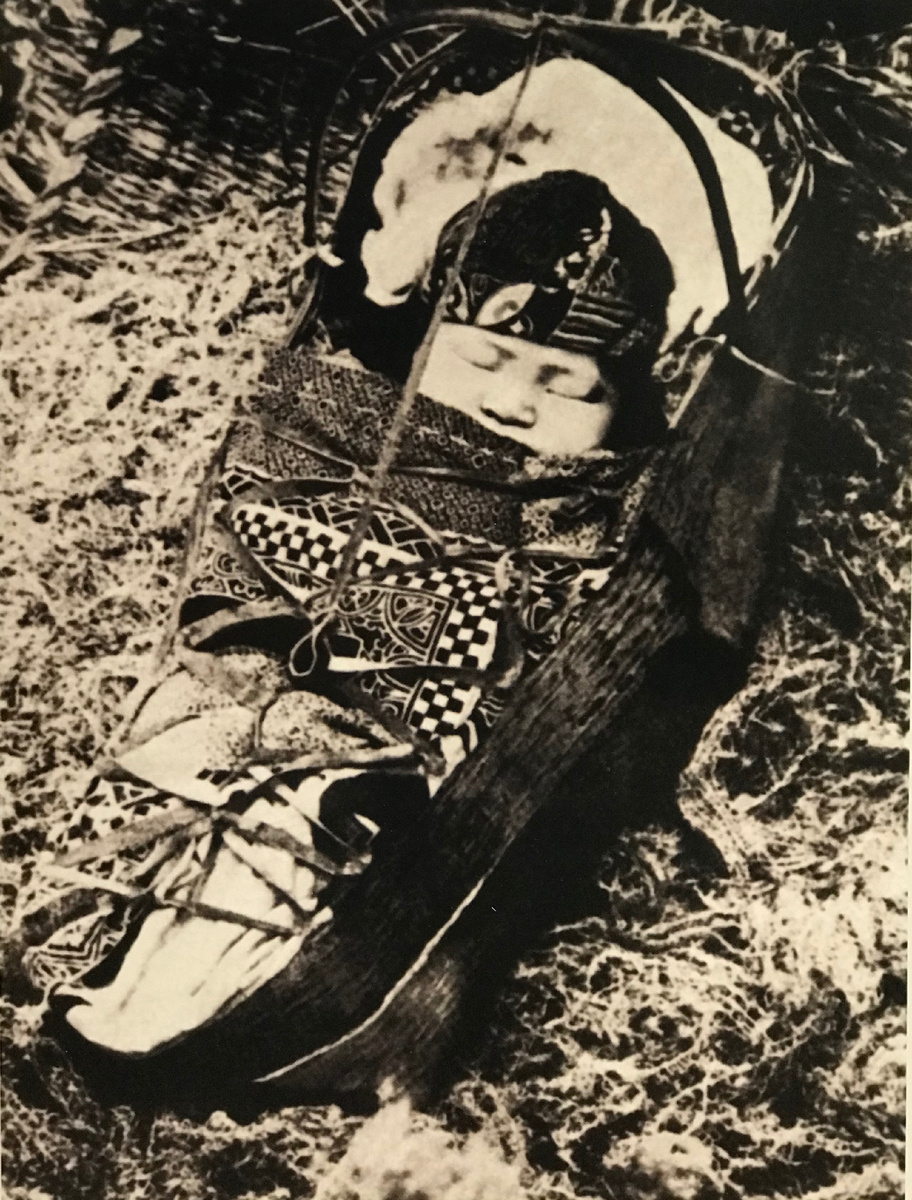 Малыш уильта в берестяной колыбели // Фото из Сахалинского областного краеведческого музея