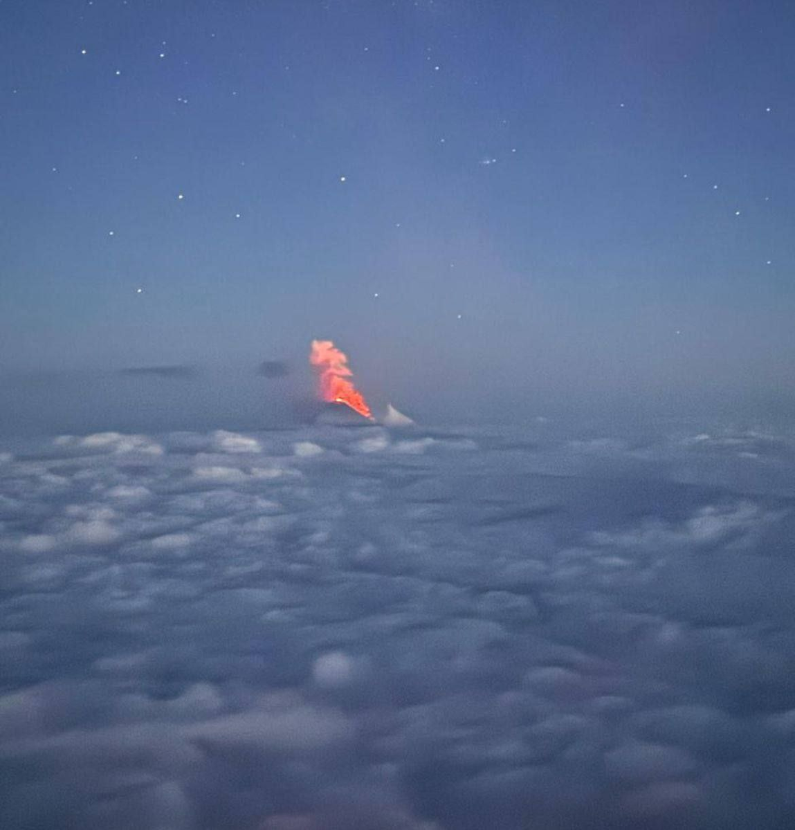 Извержение вулкана Ключевская сопка после землетрясения 30.05.2025