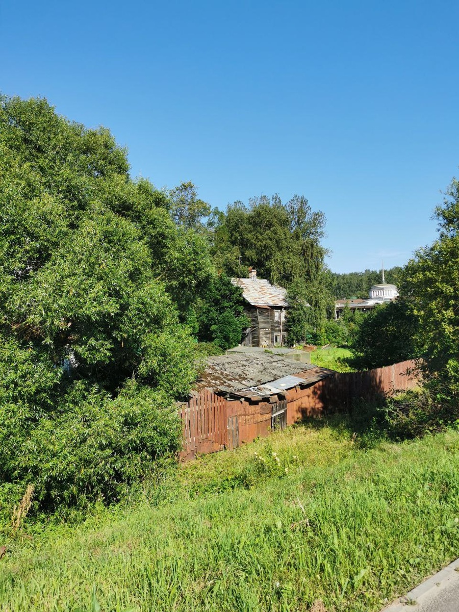 Здесь видные вдалеке ротонда и шпиль вокзала