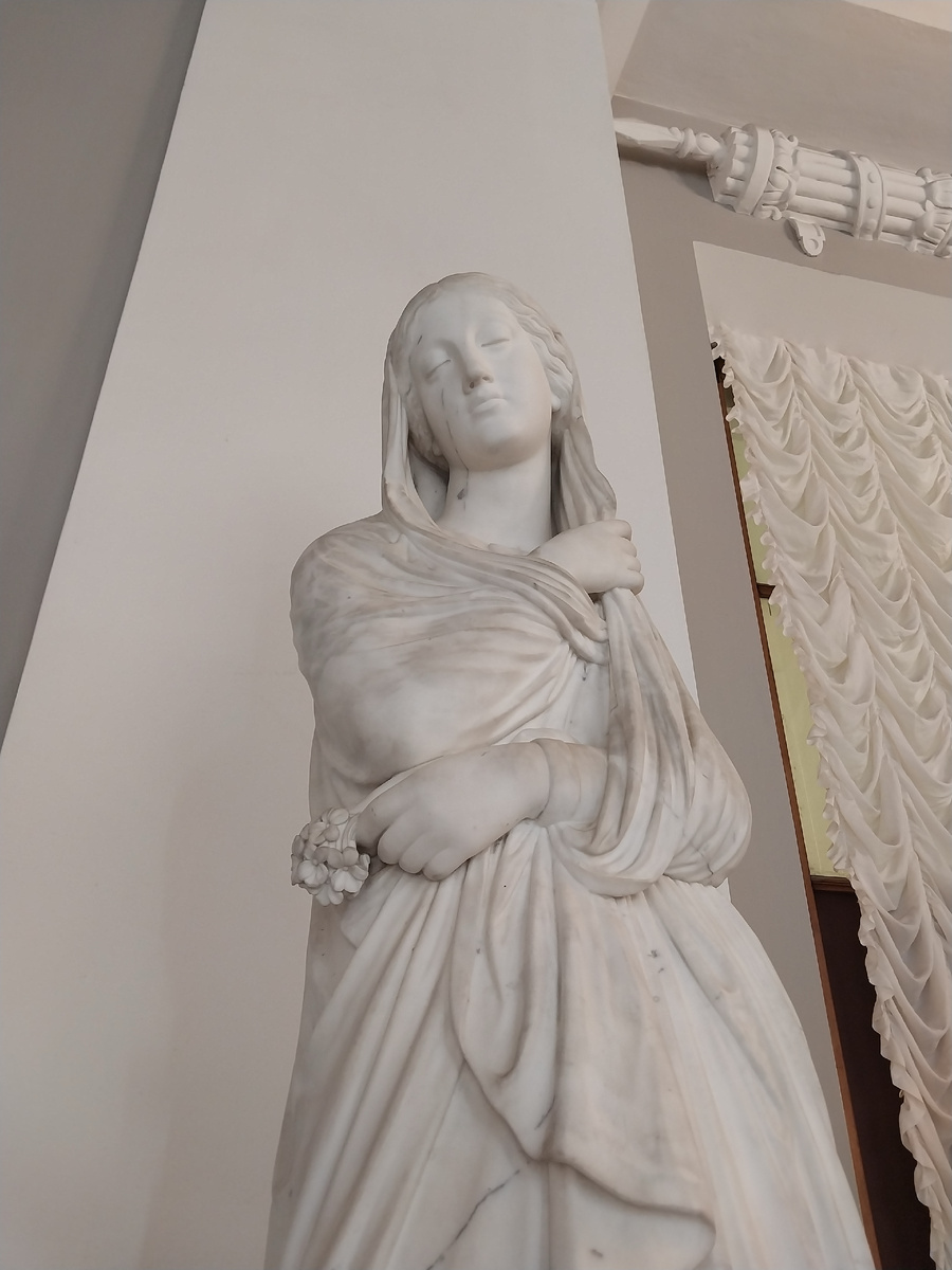 Утомлённая скульптура "весна" с полуувядшим букетиком в Русском музее