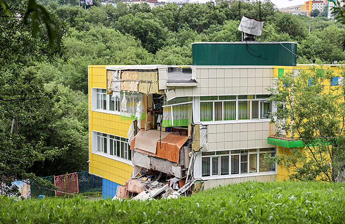    Петропавловск-Камчатский. Здание детского сада, обрушившееся в результате землетрясения. Валерия Косилова/ТАСС