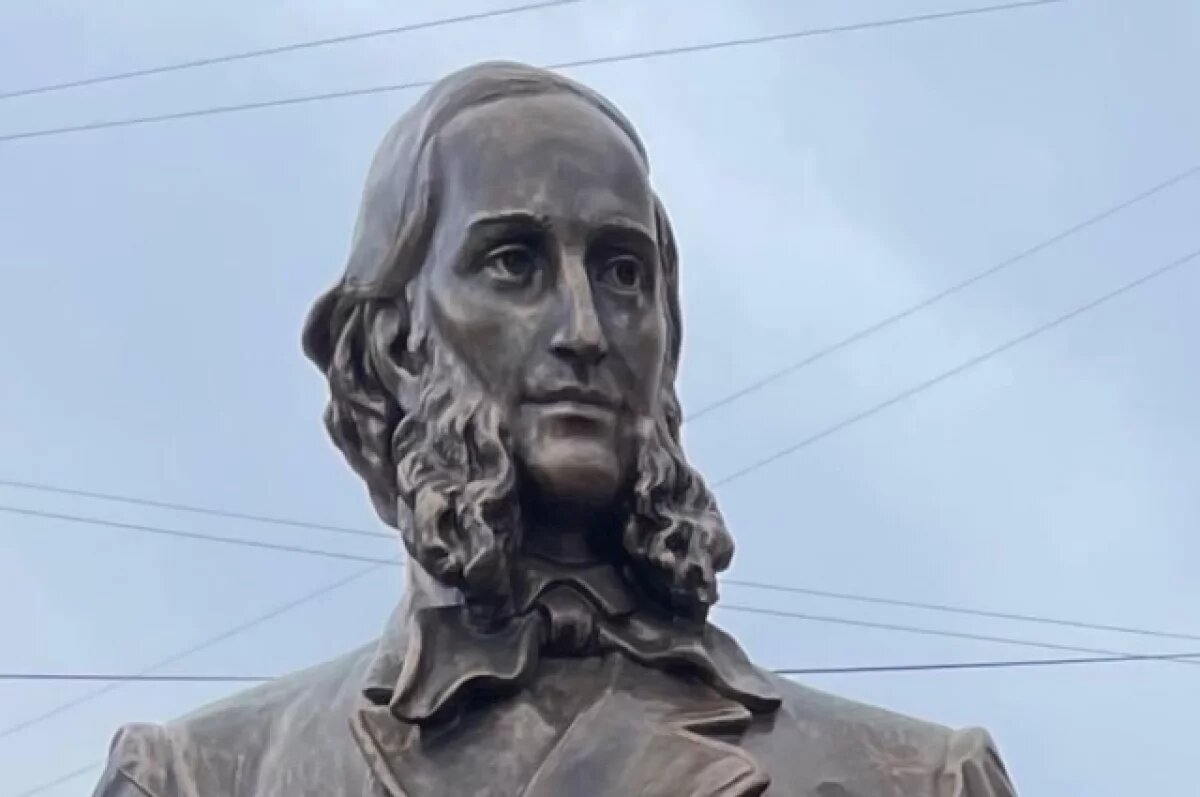    В Степанакерте снесли памятник русскому художнику Айвазовскому