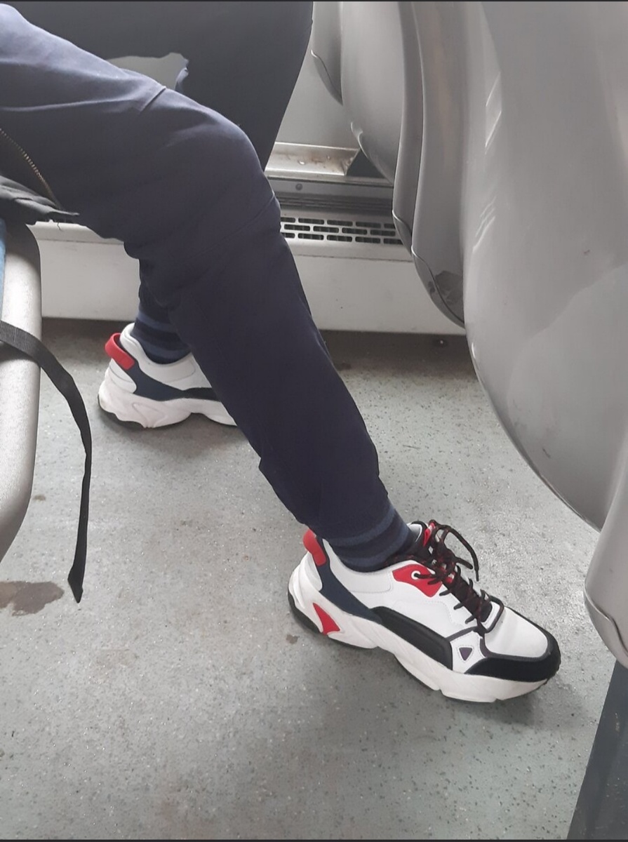 Мой сын едет из школы в кроссовках в тот день, когда они нашлись. Вот они родимые))