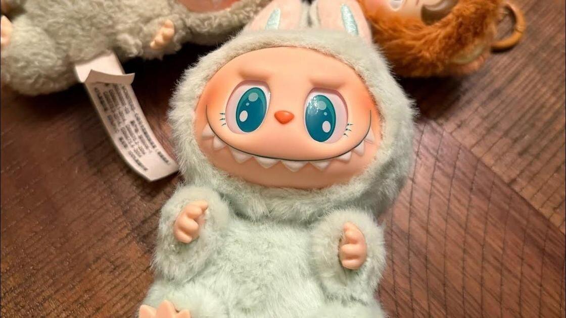 Источник фото: https://yandex.ru/images/search?from=tabbar&img_url=https%3A%2F%2Favatars.dzeninfra.ru%2Fget-zen_doc%2F271828%2Fpub_682db9a7000888514a6b3ccd_682dbb5d7668131ced6b9318%2Fscale_1200&lr=21745&p=1&pos=2&rpt=simage&text=игрушка%20лабубу