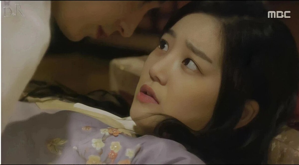 Героем сегодняшних мемов в большей степни  был Ким Сон Ёль. Верхняя обложка - это как раз он с зазнобой, но в анимешном стиле. Это Ирина Бьянка предложила с десяток остроумных подписей под стикеры. Под эту картинку так и просится "Моя любовь вам выйдет боком"