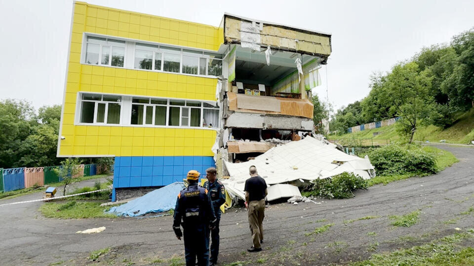 Во время землетрясения на Камчатке 29-30 июля 2025 в детском саду обрушилась стена. Здание находилось на ремонте. 