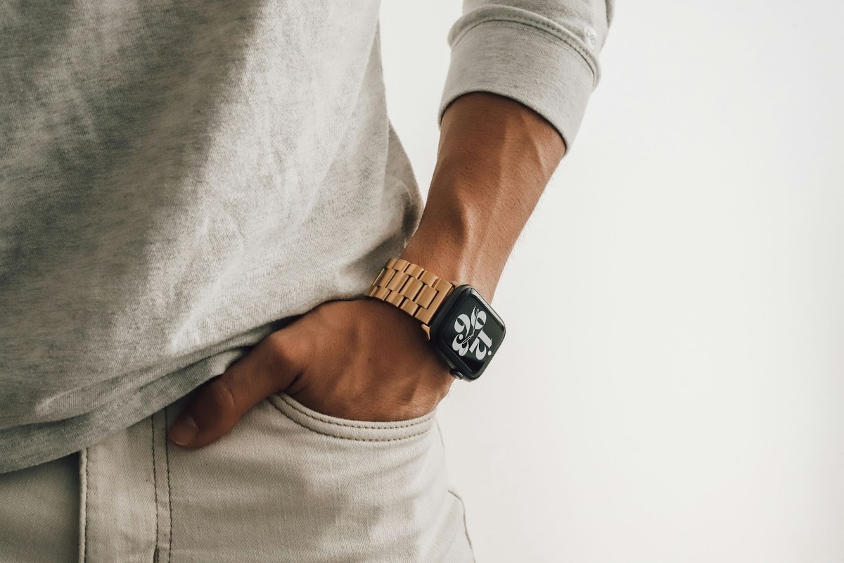 Источник изображения: https://unsplash.com/photos/a-person-wearing-a-watch-on-their-wrist-FG_LL1sYOrs