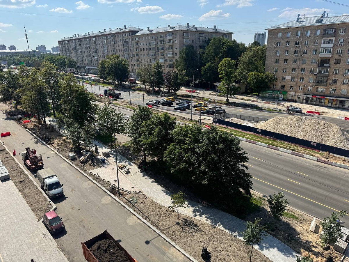 📷 1.1: Продолжается благоустройство над блоком служебных помещений станции и прилегающей территории вдоль Ленинского проспекта. Монтируются остановочные павильоны, высаживаются деревья.