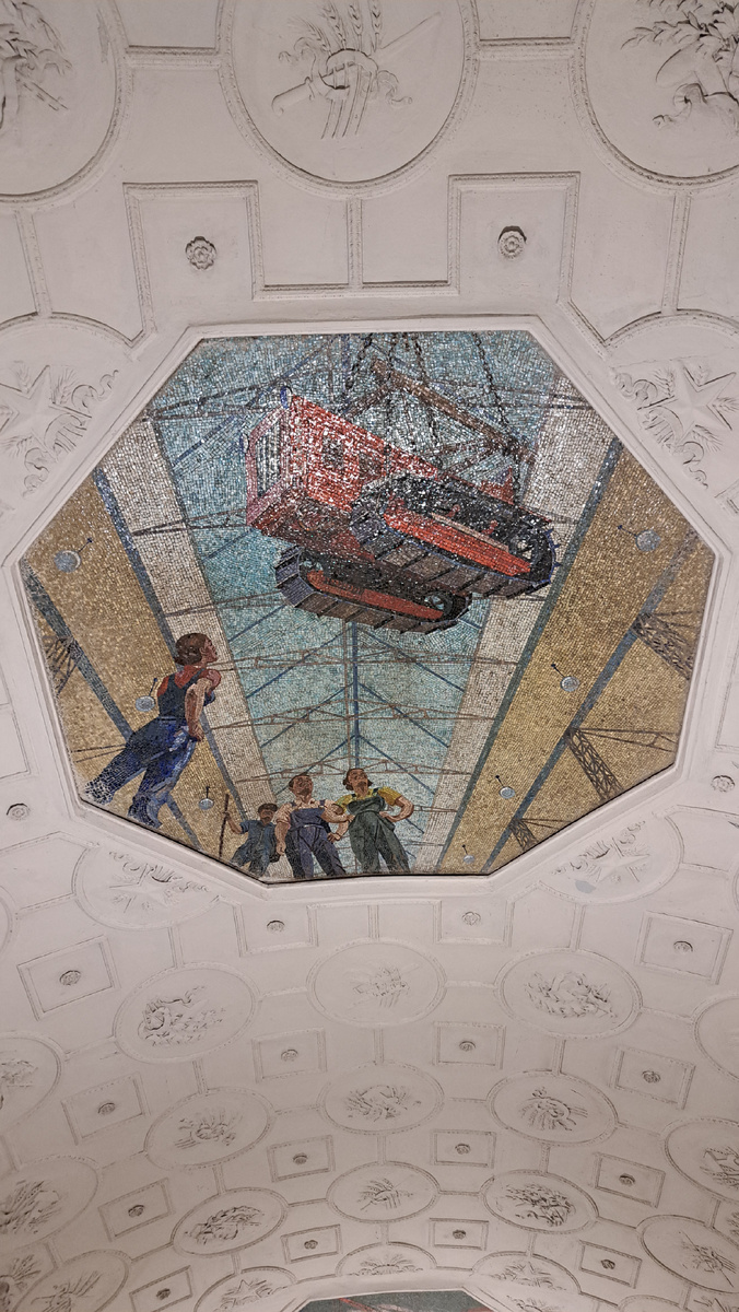 Рисунок сильно бликует из-за недочётов в освещении.