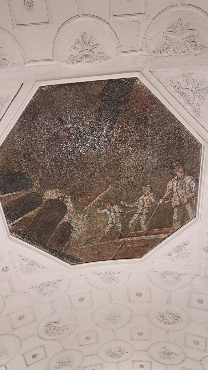 Часть мозаик посвящено Донбассу - всесоюзной кочегарке.