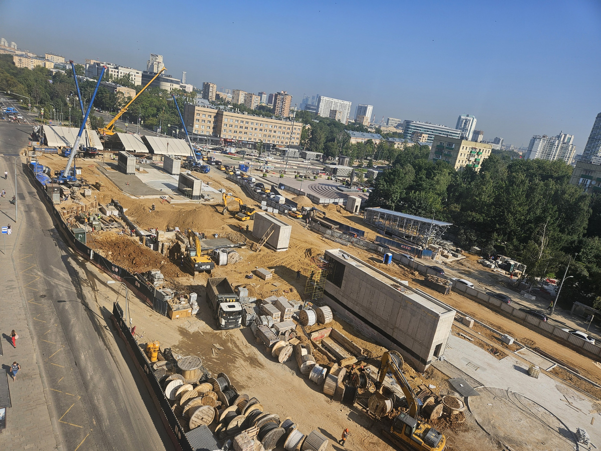📷 1.1: В западной части площадки начался демонтаж временного навеса над строящейся пересадкой – монолитные работы по верхнему перекрытию действующей станции завершены.