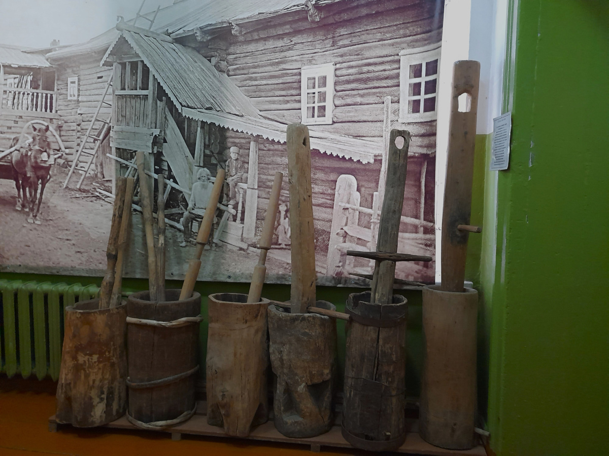 Каждый раз на выходе из музея, посвященного крестьянскому быту, ловлю себя на двух ощущениях - "вот же мудро жили люди" и на радости (дома "Электричество, газ, телефон, водопровод, Коммунальный рай без хлопот и забот"). На фото Открытые фонды Тотемского музейного объединения. Февраль 2025