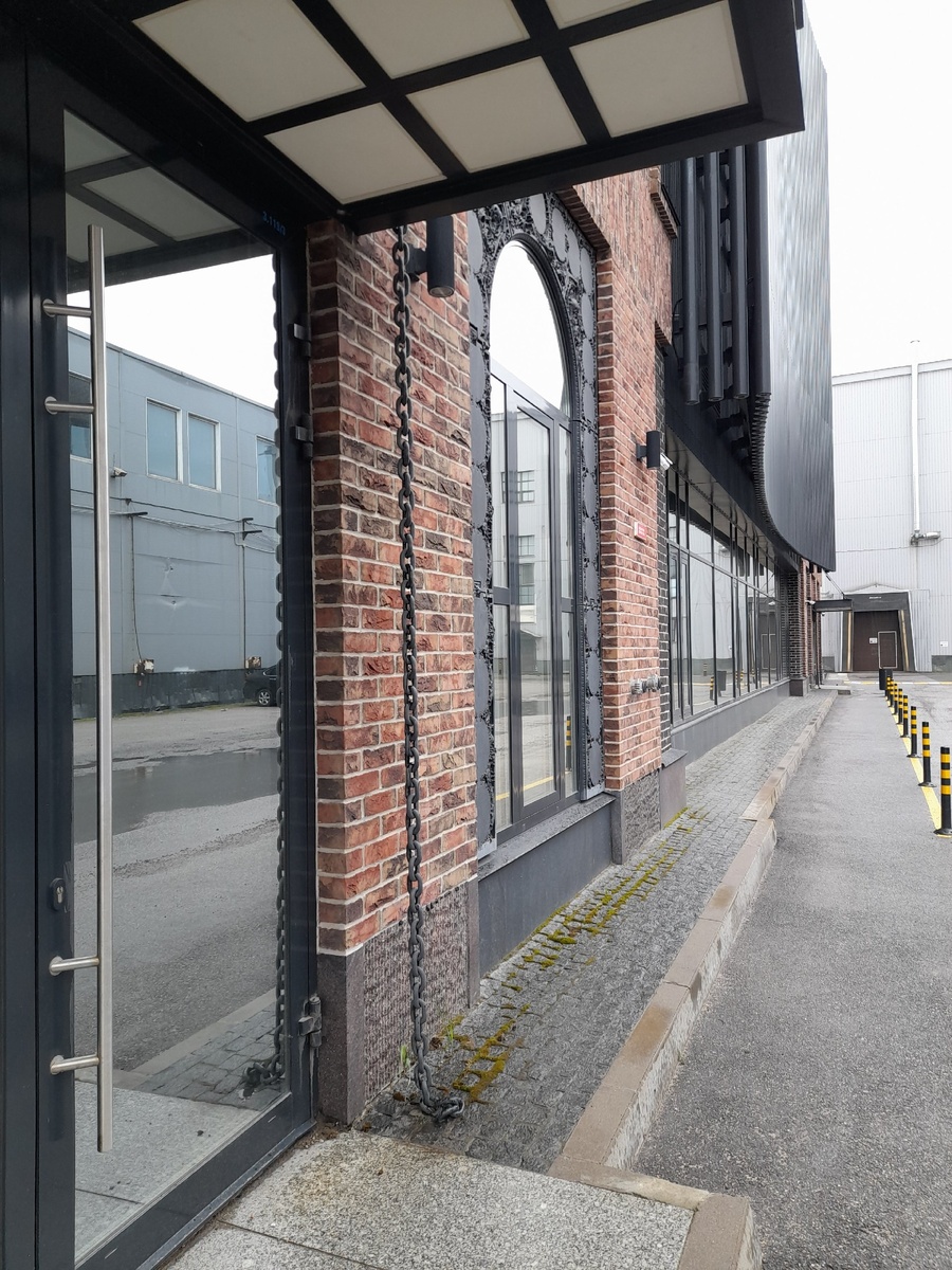 Депо №1 Артема Никифорова в двух шагах от Митрофаньевского шоссе (официально дом 2, корпус 9, литера В) - бизнес-центр 2019 года в числе первых ласточек преображения района