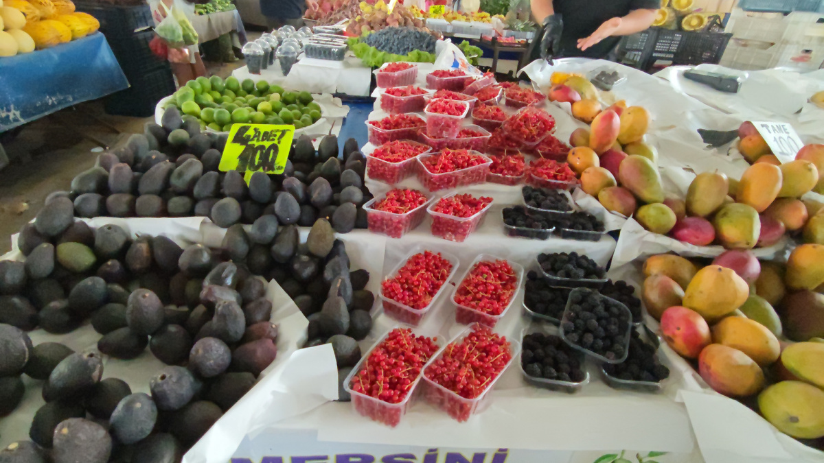 Даже цену на смородину боятся написать, чтобы не ужаснулись покупатели на базаре