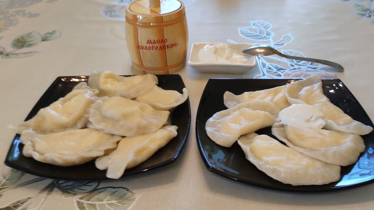 Добрый день, друзья! Добро пожаловать на мой канал! Друзья не забывайте подписываться на мой канал, заходите ко мне в гости на мой канал на платформе Рутуб. https://rutube.ru/video/bc5ab6be387b6131a5033f162e0fde54/
Дзен https://dzen.ru/id/62309fb2eac7ff75ed4eeb92?tab=premium
Телеграмм канал https://t.me/gotovimvmestesalloi150957
Приятного просмотра!                                               Сегодня я вас познакомлю с рецептом своих любимых вареников с творогом. Начинка может быть любой на ваш вкус. Обязательно попробуйте, не пожалеете!
Подписывайтесь на мой канал, ставьте лайк 👍!
Приятного просмотра!
Ингредиенты: 
Начинка: 
Творог - 2 уп (180гр)
Яйцо - 1 шт
Соль, сахар по вкусу
Тесто:
Мука высший сорт - 1 кг. 
Вода кипяченая -  450мл.
Соль - 1 ч.л. 
Растительное масло - 2 ст. л.
Рецепт приготовления:
Муку замешиваем на кипячёной воде, месим в течении 15 минут до эластичности  и пластичности теста. 
Тесто должно быть упругим , как на пельмени. 
Оставляем отдохнуть на 30 минут. 
Готовим начинку для вареников. 
Когда тесто отдохнуло и начинка готова. Приступаем  к лепке вареников. 
Раскатываем колбаску из теста, нарезаем на равные кусочки, делаем шайбочки и раскатываем в лепёшки: размером диаметра 5 см.
Заворачиваем начинку , защипляем  края красиво. Вареники готовы. 
Кипящую воду, слегка солим и опускаем вареники. 
Готовим 3-4 минут и шумовкой вынимаем вареники и промазываем сливочным маслом. 
К столу вареники подаются со сметаной. Приятного аппетита!