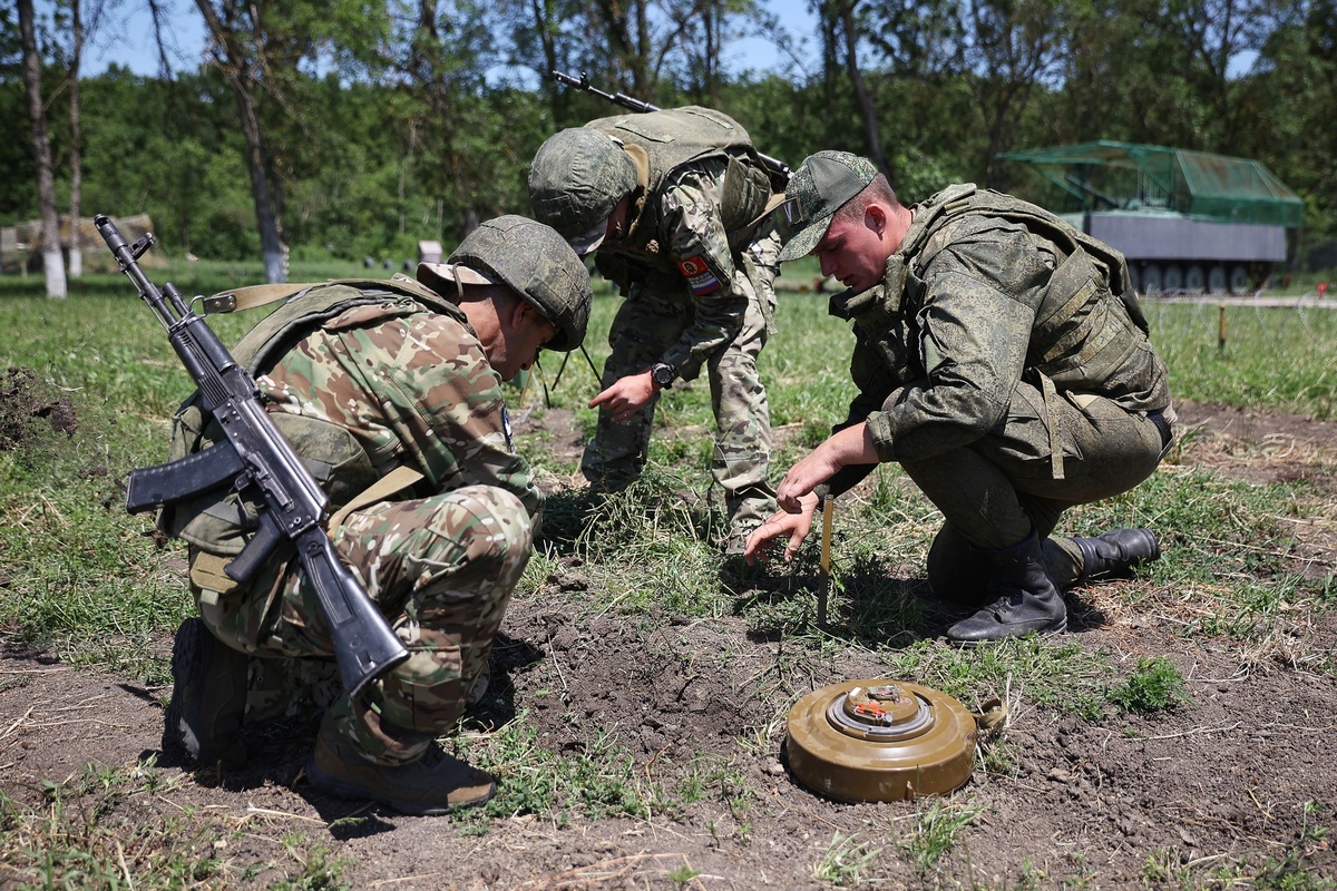     Российские сапёры и ТМ-62 / РИА Новости / Виталий Тимкив