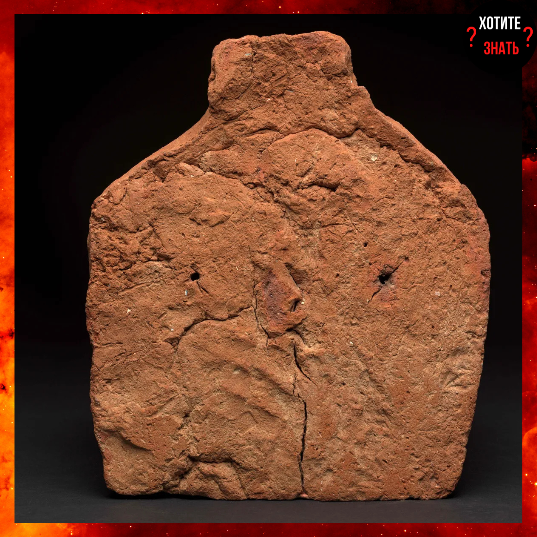 Отпечаток руки едва различим в нижней части основания дома души