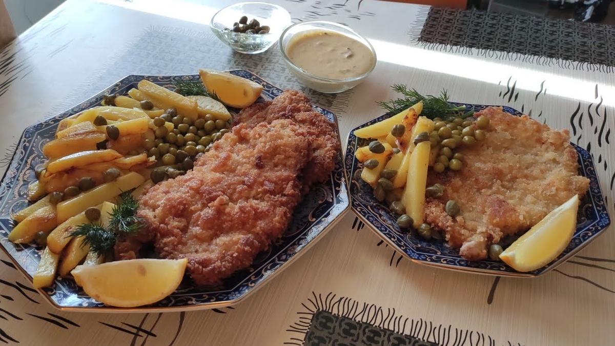 Добрый день друзья! Добро пожаловать на мой канал! Друзья не забывайте подписываться на мой канал, заходите ко мне в гости на мой канал на платформе Рутуб. https://rutube.ru/video/bc5ab6be387b6131a5033f162e0fde54/Дзен https://dzen.ru/id/62309fb2eac7ff75ed4eeb92?tab=premiumмой телеграмм канал https://t.me/gotovimvmestesalloi150957Сегодня будем готовить Шницель по-венски!Ингредиенты:Свиная шейка-1кгСоль-3члПерец молот черн- 3 члПаприка сладкая -4 члРастительное масло- 300млСливочное масло- 60 грБелый батон перетертый на треке. Яйца - 3 шт. Для гарнира:Картофель1-кгМасло раст-30мгСливочное масло-20 грЗелёный горошек мал баночкаКаперсы- 1 баночка маленькая. Майонез-40грйогурт - 40грГорчица-40гр Чеснок- 2 зубчикаОгурцы соленные-2 шт ср. Рецепт приготовления:Свиную шейку нарезатьНа кусочки толщ по 2 смКаждый кусок разрезать  вдоль толщ- 1 см но не совсем, как книжка. Отбиваем через пакетикПотом : каждый кусок отбитый солим, перчим красным  и чёрным перцем с двух сторон. Яйца слегка взбиваем: солим . Готовые отбитые и замаринованные кускиОкунаем в  яйца. Вынимаем и планируем В белом хлебе натертом на треке. Панируем  с двух сторон. Жарим  в сковороде на огне выше среднем. Шницель готовим в большом количестве масла до золотистого цвета. Подаем шницель с Картошкой -фри. Немного каперсов. Немного зелёного горошка. Соус Тар-Тар.Приятного аппетита!