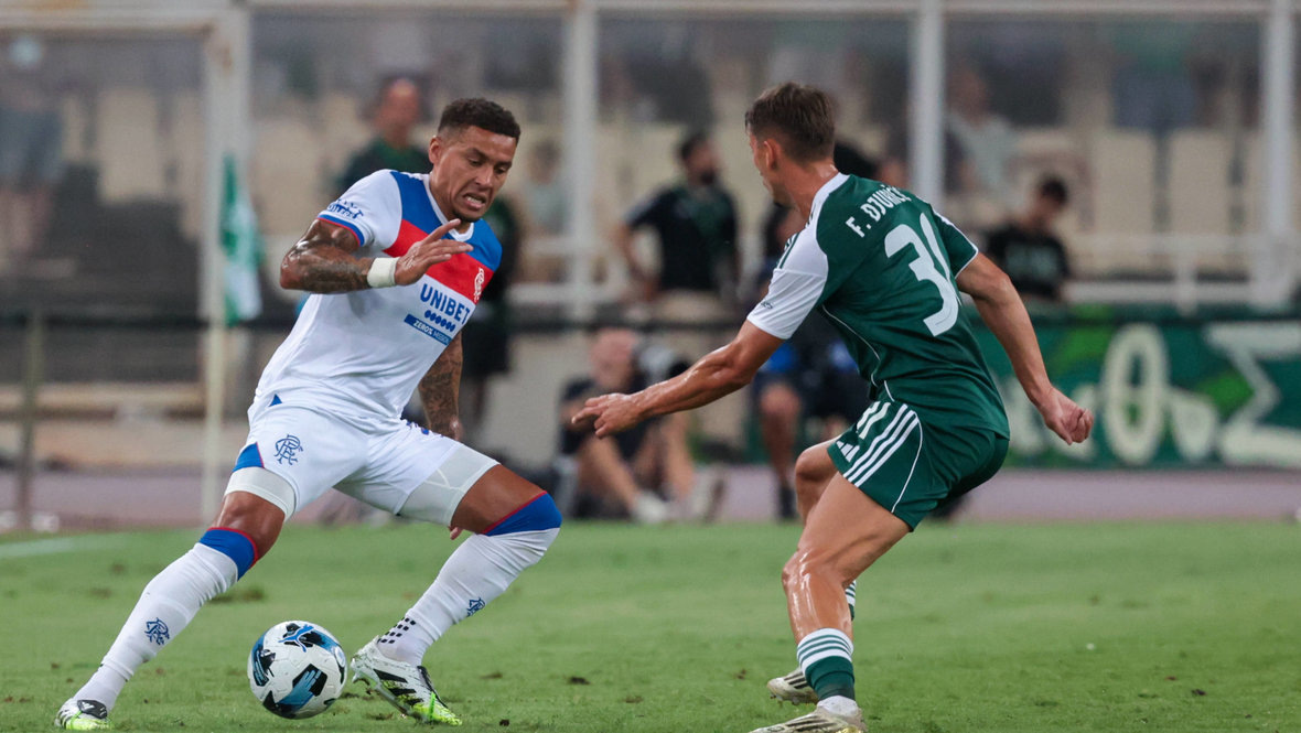    Защитник «Рейнджерс» Джеймс Тавернье (слева) и футболист «Панатинаикоса» Филип Джуричич. Global Look Press