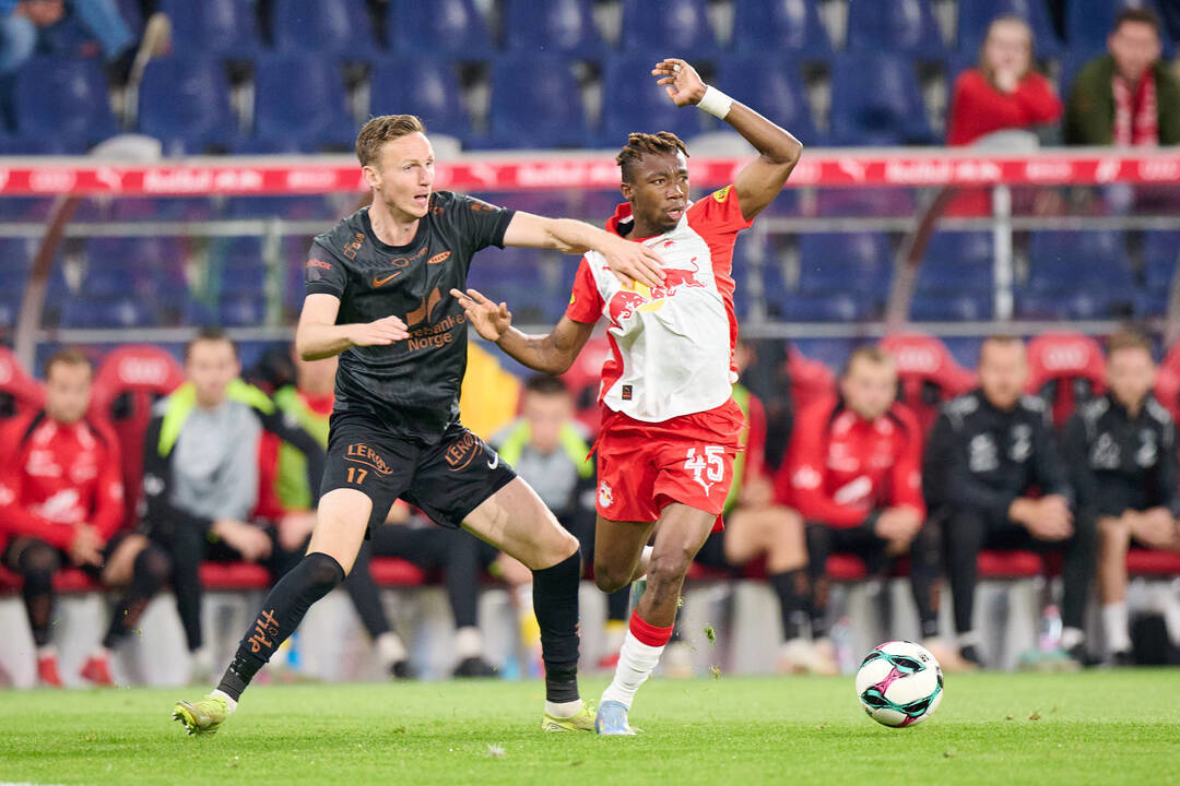    Нападающий «Зальцбурга» Доргелес Нене (справа) и футболист «Бранна» Йоахим Сольтведт. Global Look Press