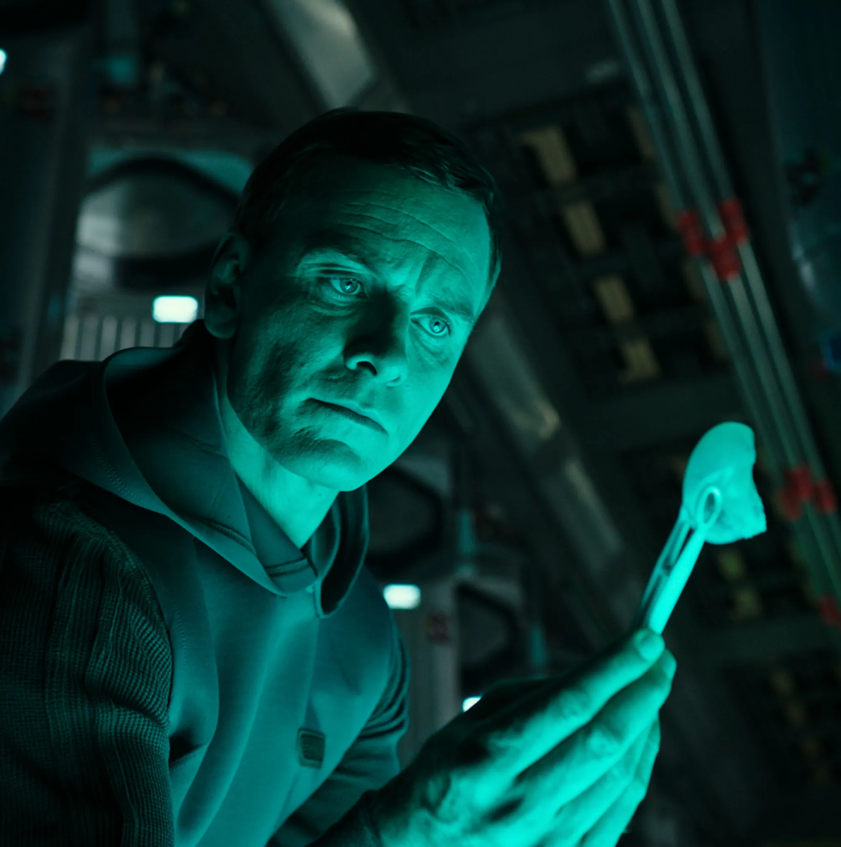 Дэвид смотрит на своё творение. Но кто из них — творец, а кто — инструмент? Кадр из фильма «Чужой: Завет» (2017).