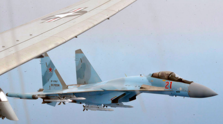 Российский истребитель Су-35 с ракетами Р-77-1 сопровождает патрульный самолёт ВМС США «Посейдон». Новая модификация этих ракет, должна, по мнению ряда экспертов, стать лучшим средством борьбы против самолётов-«невидимок». Фото твиттер U.S.NAVY