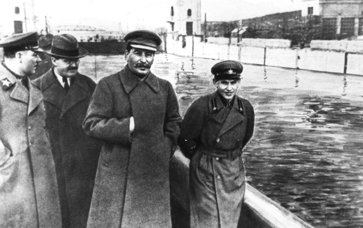 При Сталине в Москве-реке такого не было!