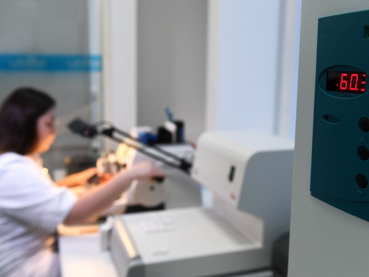    Сотрудница цифровой лаборатории диагностики рака© РИА Новости / Кирилл Каллиников