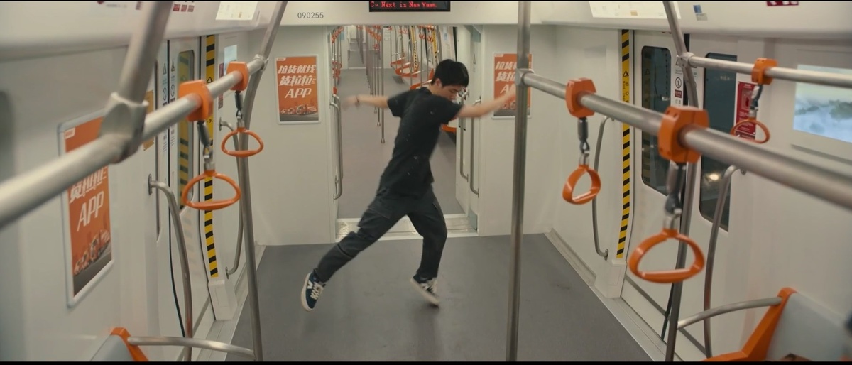 В пустом метро, когда поздним вечером возвращается домой