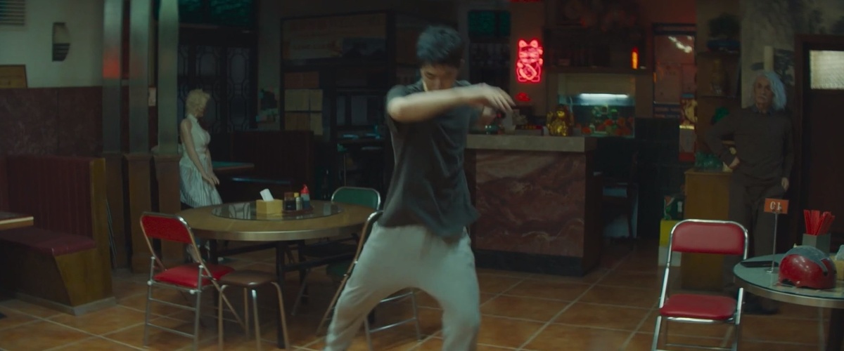 Между столиками в семейном ресторанчике