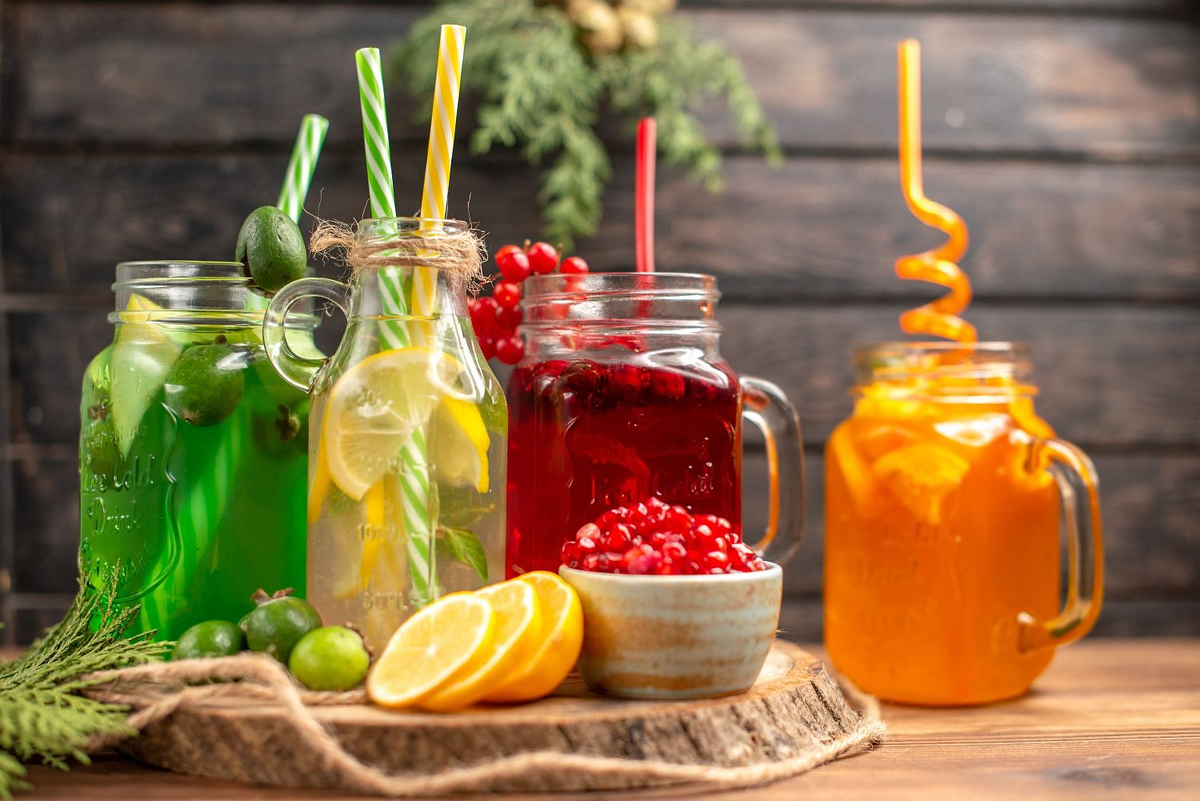 Автор: KamranAydinov. Источник: https://ru.freepik.com/free-photo/side-view-organic-fresh-juices-bottles-served-with-tubes-fruits-wooden-cutting-board_14925617.htm