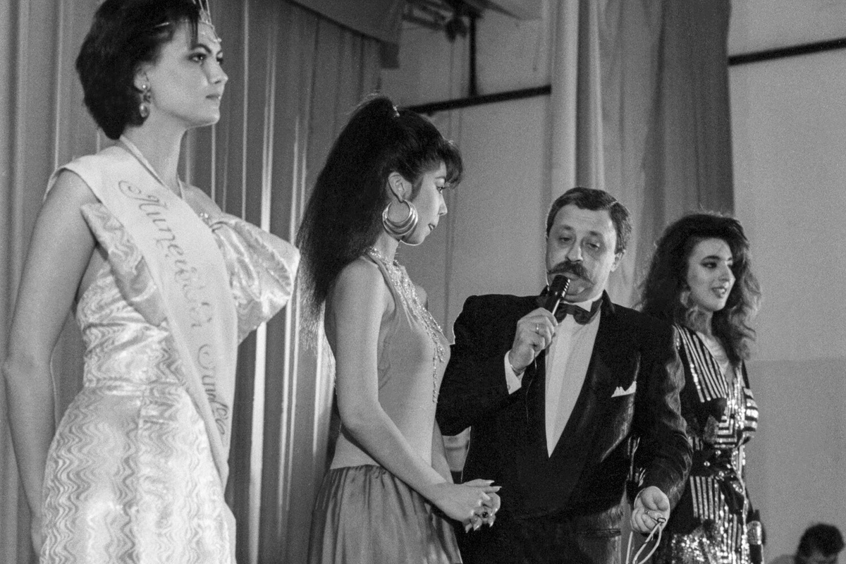 Телеведущий Леонид Якубович во время отборочного тура I Всесоюзного конкурса красоты в Москве, 17 апреля 1989 года ©Масляев Юрий/ТАСС  📷