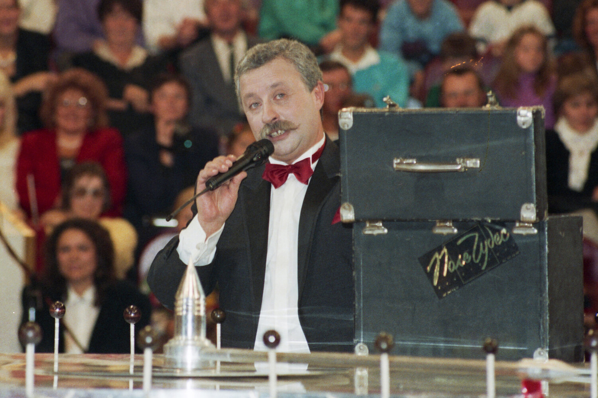 Ведущий телевизионной передачи "Поле чудес" Леонид Якубович во время съемок 100-го выпуска передачи в Первом государственном цирке на Цветном бульваре, 1992 год ©Николай Малышев/ТАСС  📷