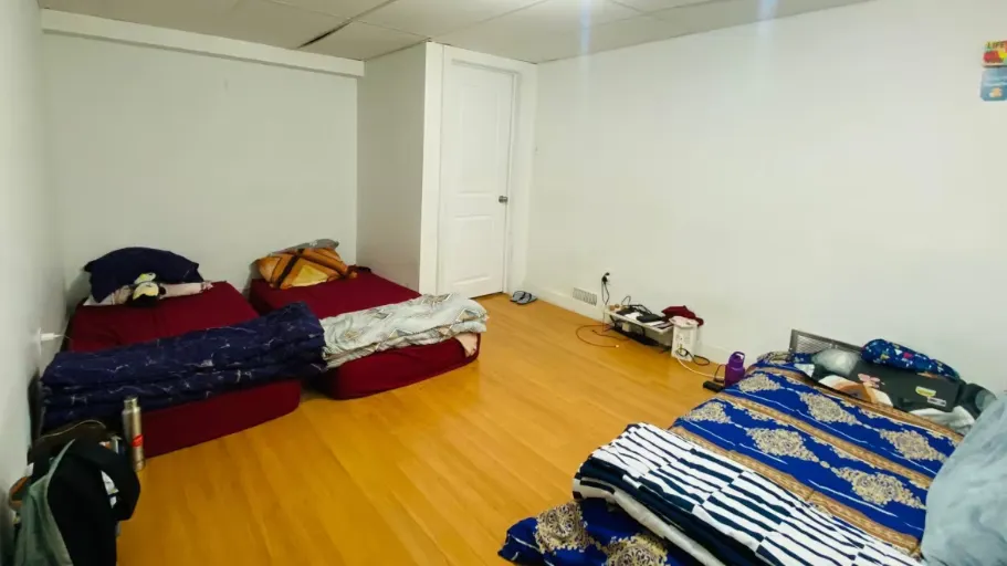 Иностранный студент Бд Шринивасан делит спальню с другими студентами в подвале.