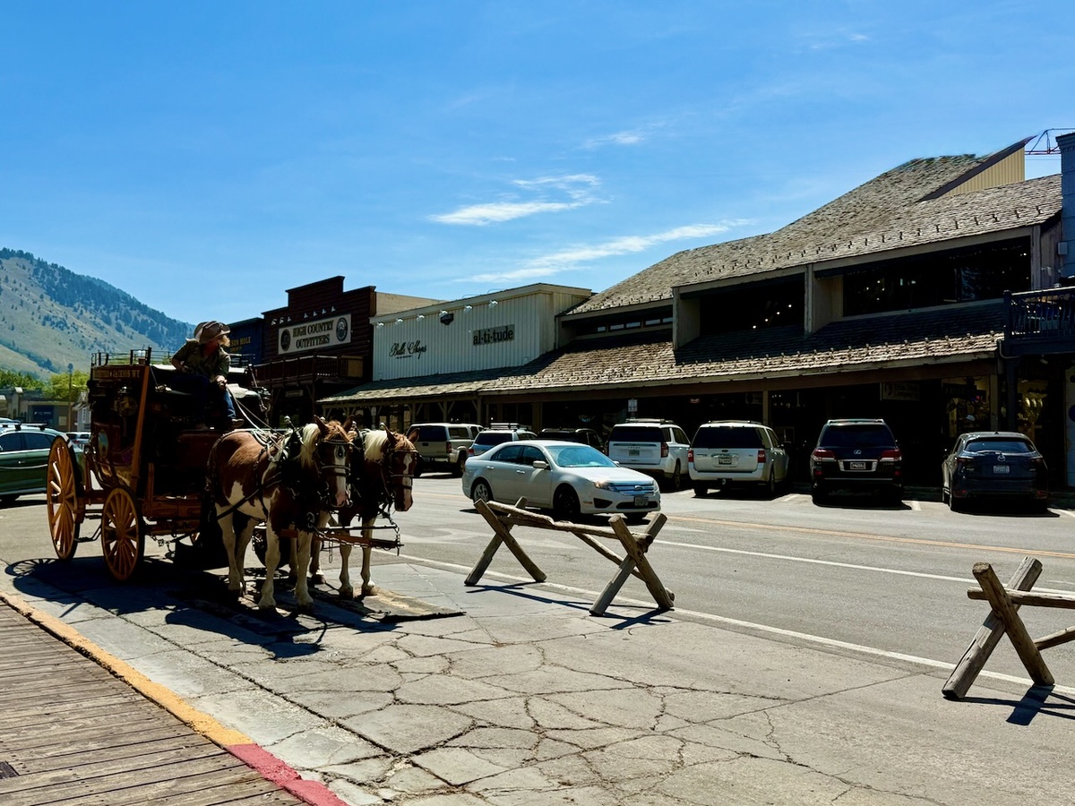 "А вот за что я люблю ковбоя, 
За то, что он такой один."
(строчки и песни из к/ф «Человек с бульвара Капуцинов»)