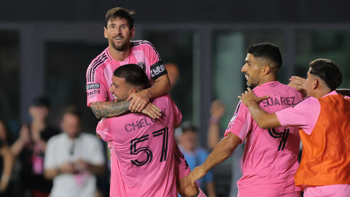    Лионель Месси, Марсело Вейгандт и Луис Суарес празднуют победу «Интер Майами» над «Атласом» (2:1).Imagn Images USA Today Sports