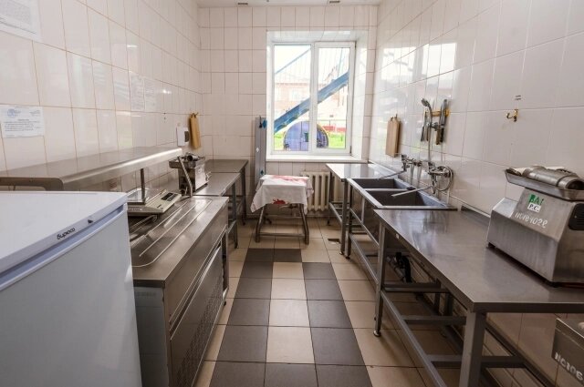    Готовить на новом оборудовании стало гораздо комфортнее. Фото: kuzbass.aif.ru/ Сергей Киселев