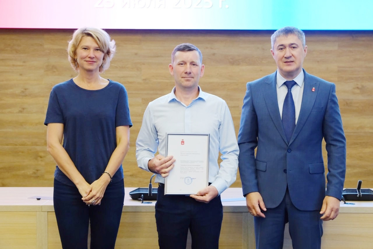 Во время награждения: Алексей Подоскин с губернатором Пермского края Дмитрием Махониным и министром сельского хозяйства РФ Оксаной Лут