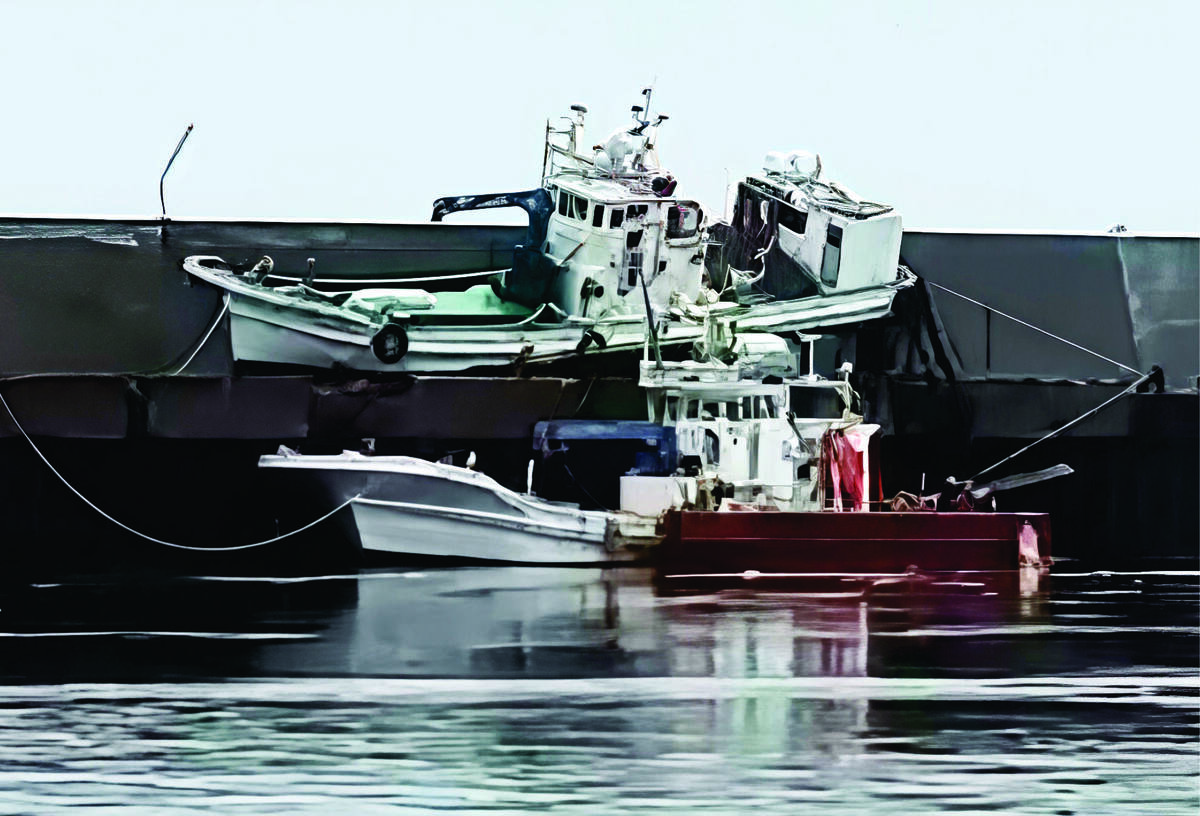 В порту Северо-Курильска волна цунами «переместила» судно с воды на причал. Скриншот с видео главы Северо-Курильского района.