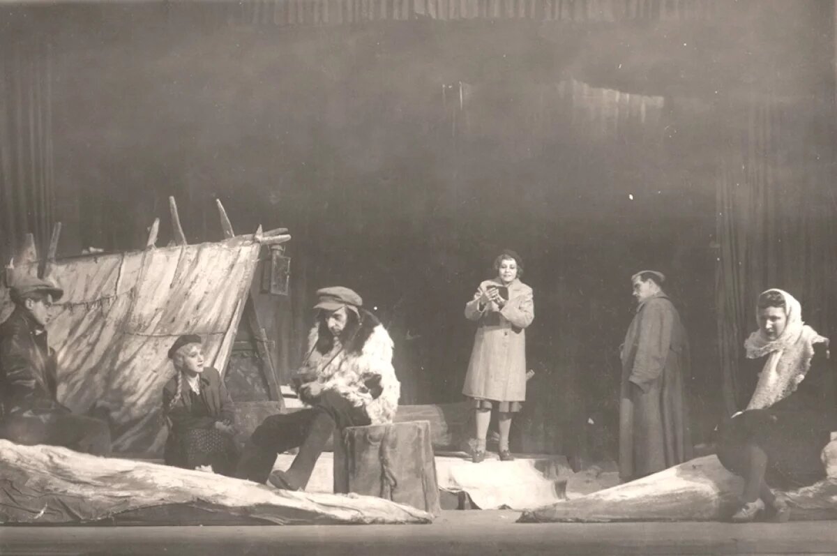    Несмотря на все трудности, в годы войны ТЮЗ выдавал яркие премьеры. Сцена из спектакля «Бессмертный», 1943 год.