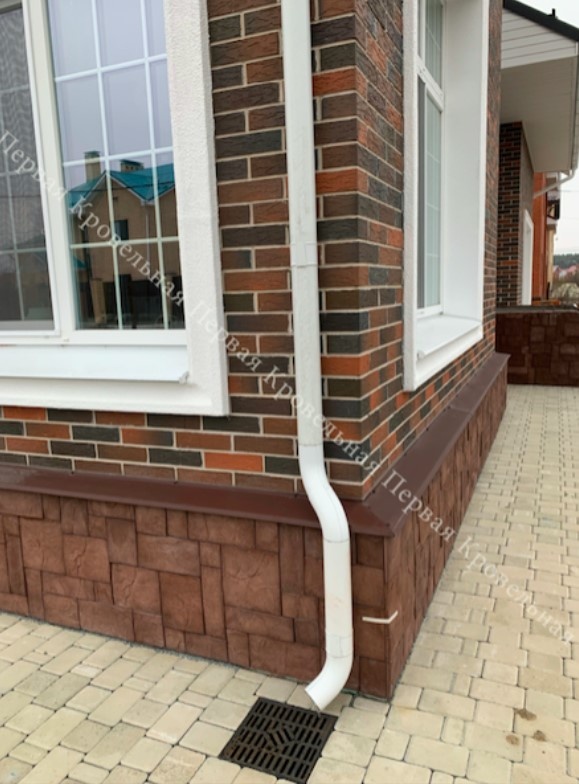 Отлив на цоколь. Покрытие полиэстер, цвет - шоколад RAL 8017