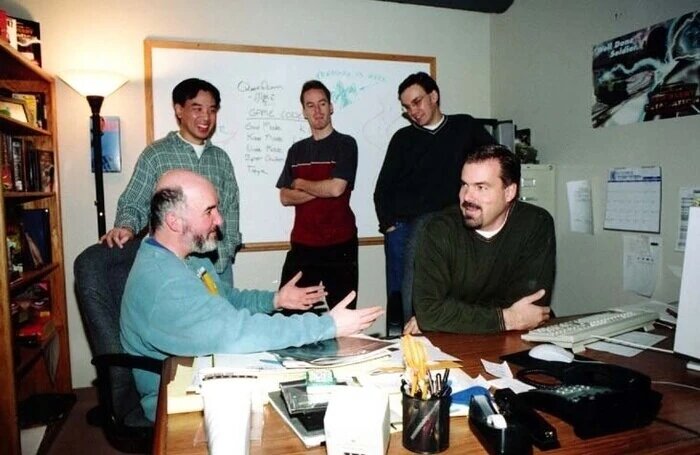 Грегори Фултон - парень в очках что стоит справа