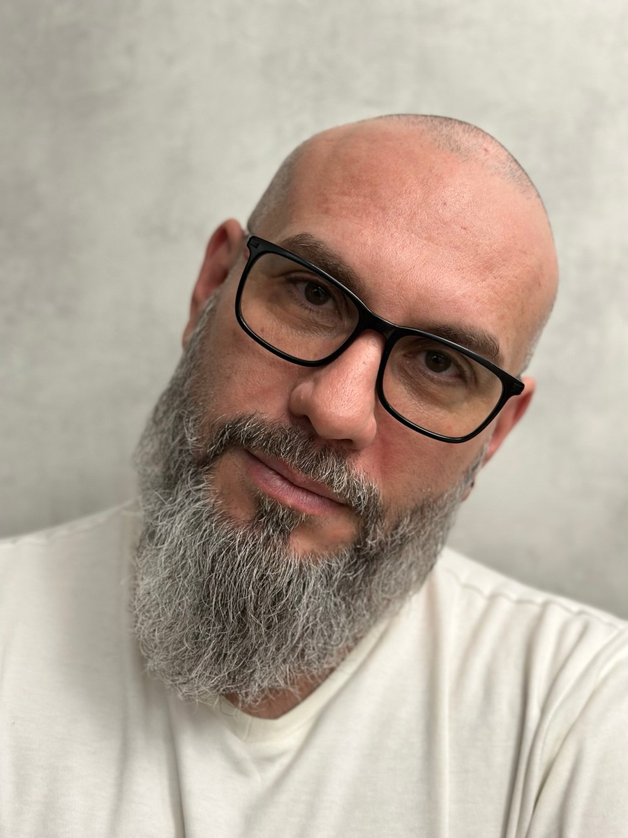 Этот взгляд способен растопить самое замерзшее сердце, и заглянуть в самые потайные уголки вашей души.