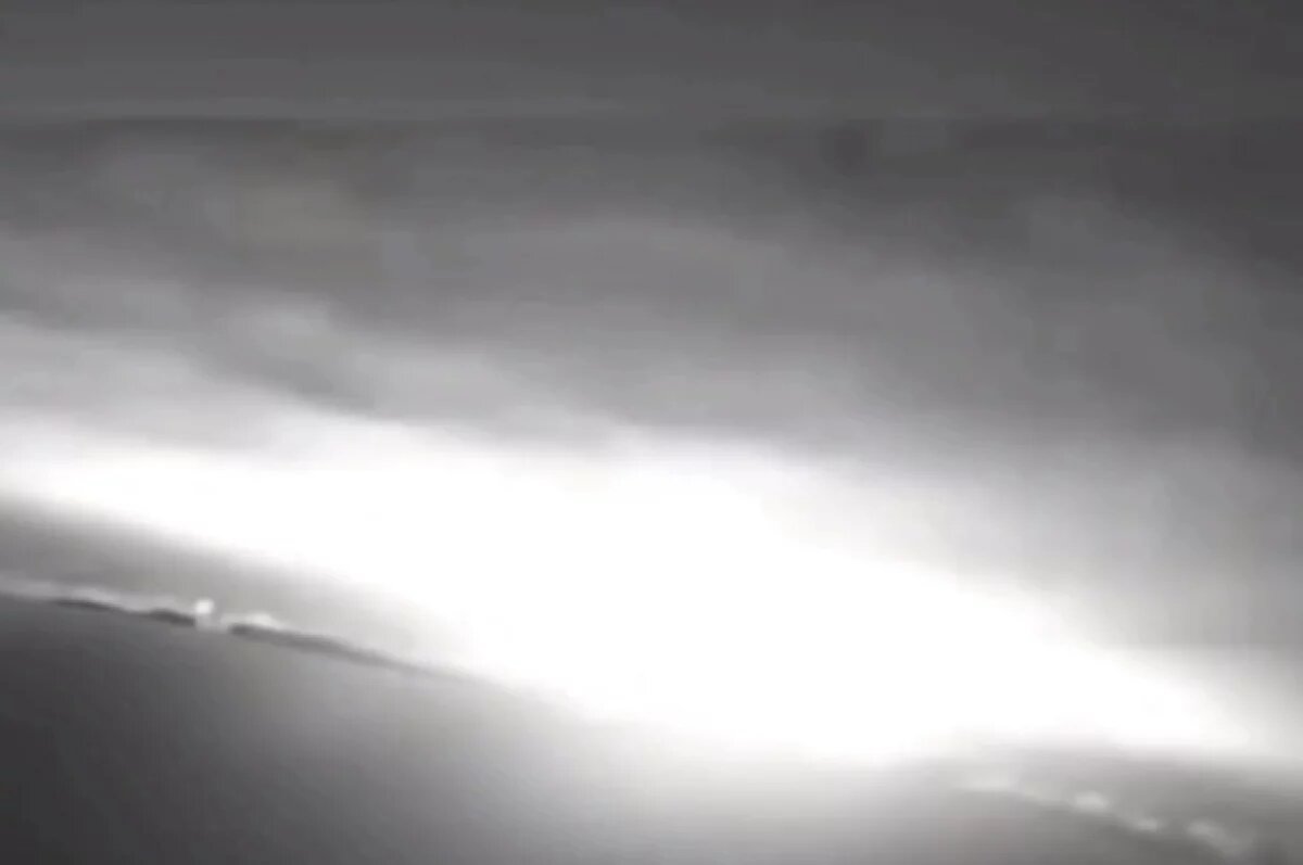    Камера видеонаблюдения зафиксировала мощные взрывы в Киеве